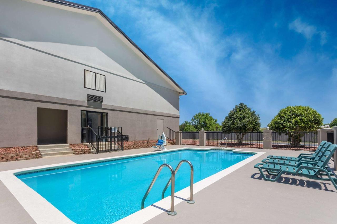 Super 8 By Wyndham Montgomery I-65 Buitenkant foto